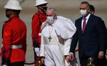 El Papa fue recibido en el aeropuerto de Bagdad por el primer ministro, Mustafa al Kazem en su viaje a Irak