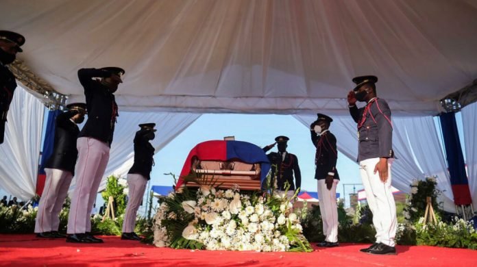 El ataúd con los restos del presidente haitiano Jovenel Moise, asesinado en su casa en Puerto Príncipe. Julio 23 de 2021. REUTERS/Ricardo Arduengo