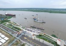 El Río Magdalena arrastra un burro muerto con 3 goleros picoteando…