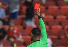 Amonestación con tarjeta roja termina en arresto por uso de arma de fuego