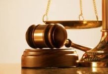 A la cárcel la madre y el padrastro de un menor de dos años, presuntamente por golpear al niño hasta causarle la muerte